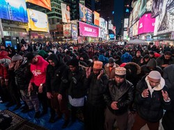 Warga Muslim AS Awali Ramadan dengan Salat Tarawih di Times Square
