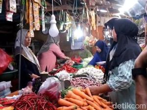 Pasar Sentral Palopo Dipadati Warga Beli Bahan Pokok Persiapan Ramadan