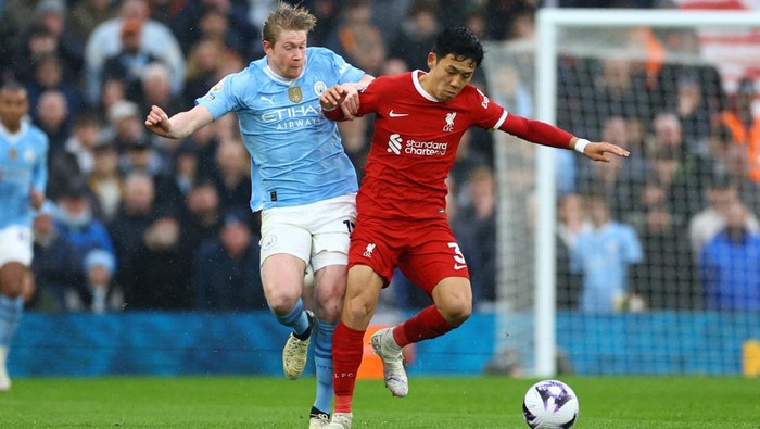 Wataru Endo Soccer Football - Premier League - Liverpool v Manchester City - Anfield, Liverpool, Britain - March 10, 2024 Liverpools Wataru Endo in action with Manchester Citys Kevin De Bruyne REUTERS/Carl Recine NO USE WITH UNAUTHORIZED AUDIO, VIDEO, DATA, FIXTURE LISTS, CLUB/LEAGUE LOGOS OR LIVE SERVICES. ONLINE IN-MATCH USE LIMITED TO 45 IMAGES, NO VIDEO EMULATION. NO USE IN BETTING, GAMES OR SINGLE CLUB/LEAGUE/PLAYER PUBLICATIONS.