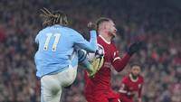 Ini momen yang melibatkan Doku dengan Mac Allister. Foto: AP/Jon Super