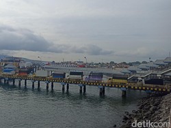 Ketapang Operasikan 30 Kapal Penyeberangan Atasi Penumpukan Kendaraan