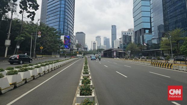 Arus lalu lintas di sejumlah ruas jalan protokol DKI Jakarta terpantau lenggang pada hari pertama puasa Ramadan 2024, pada Selasa (12/3) siang.