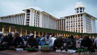 Bagikan Ribuan Takjil Gratis, Begini Suasana Buka Puasa Pertama di Istiqlal