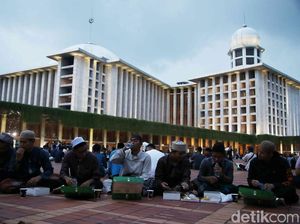 Bagikan Ribuan Takjil Gratis, Begini Suasana Buka Puasa Pertama di Istiqlal