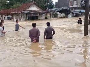 Banjir Rendam Puluhan Rumah di Blega, Akses Bangkalan-Sampang Lumpuh Banjir Rendam Puluhan Rumah di Blega, Akses Bangkalan-Sampang Lumpuh