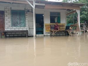 Cerita 2 Lansia Lamongan Bertahan Hidup di Tengah Banjir Luapan Bengawan Solo Cerita 2 Lansia Lamongan Bertahan Hidup di Tengah Banjir Luapan Bengawan Solo