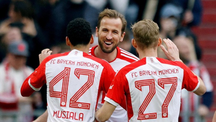 Soccer Football - Bundesliga - Bayern Munich v 1. FSV Mainz 05 - Allianz Arena, Munich, Germany - March 9, 2024 Bayern Munichs Harry Kane celebrates scoring their seventh goal to complete his hat-trick with Jamal Musiala and Konrad Laimer REUTERS/Michaela Stache DFL REGULATIONS PROHIBIT ANY USE OF PHOTOGRAPHS AS IMAGE SEQUENCES AND/OR QUASI-VIDEO.  TPX IMAGES OF THE DAY