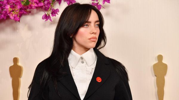 7 Foto Billie Eilish Serba Chanel dan Pakai Pin Dukung Gaza di Oscars 2024