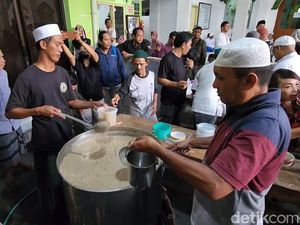 Ratusan Warga Antre Bubur Samin Khas Banjar di Masjid Darussalam Solo Ratusan Warga Antre Bubur Samin Khas Banjar di Masjid Darussalam Solo