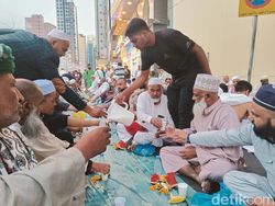 Rebutan Pahala di Makkah, Cegat Orang buat Buka Puasa