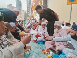 Rebutan Pahala di Makkah, Cegat Orang buat Buka Puasa