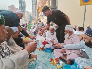 Rebutan Pahala di Makkah, Cegat Orang buat Buka Puasa Rebutan Pahala di Makkah, Cegat Orang buat Buka Puasa