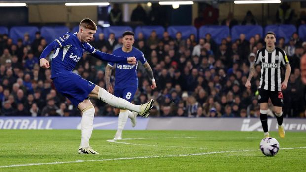 Soccer Football - Premier League - Chelsea v Newcastle United - Stamford Bridge, London, Britain - March 11, 2024 Chelsea's Cole Palmer shoots at goal before Nicolas Jackson scores their first goal REUTERS/David Klein NO USE WITH UNAUTHORIZED AUDIO, VIDEO, DATA, FIXTURE LISTS, CLUB/LEAGUE LOGOS OR 'LIVE' SERVICES. ONLINE IN-MATCH USE LIMITED TO 45 IMAGES, NO VIDEO EMULATION. NO USE IN BETTING, GAMES OR SINGLE CLUB/LEAGUE/PLAYER PUBLICATIONS.