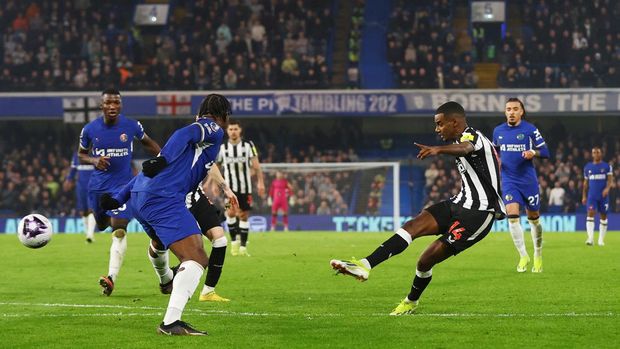 Chelsea vs Newcastle United Soccer Football - Premier League - Chelsea v Newcastle United - Stamford Bridge, London, Britain - March 11, 2024 Newcastle United's Alexander Isak scores their first goal Action Images via Reuters/Matthew Childs NO USE WITH UNAUTHORIZED AUDIO, VIDEO, DATA, FIXTURE LISTS, CLUB/LEAGUE LOGOS OR 'LIVE' SERVICES. ONLINE IN-MATCH USE LIMITED TO 45 IMAGES, NO VIDEO EMULATION. NO USE IN BETTING, GAMES OR SINGLE CLUB/LEAGUE/PLAYER PUBLICATIONS.