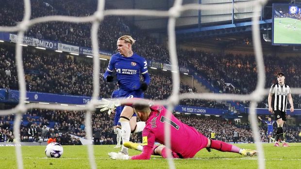 Soccer Football - Premier League - Chelsea v Newcastle United - Stamford Bridge, London, Britain - March 11, 2024 Chelsea's Mykhailo Mudryk scores their third goal past Newcastle United's Martin Dubravka Action Images via Reuters/Matthew Childs NO USE WITH UNAUTHORIZED AUDIO, VIDEO, DATA, FIXTURE LISTS, CLUB/LEAGUE LOGOS OR 'LIVE' SERVICES. ONLINE IN-MATCH USE LIMITED TO 45 IMAGES, NO VIDEO EMULATION. NO USE IN BETTING, GAMES OR SINGLE CLUB/LEAGUE/PLAYER PUBLICATIONS.