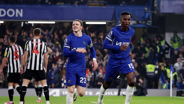 Soccer Football - Premier League - Chelsea v Newcastle United - Stamford Bridge, London, Britain - March 11, 2024 Chelseas Nicolas Jackson celebrates scoring their first goal with Conor Gallagher REUTERS/David Klein NO USE WITH UNAUTHORIZED AUDIO, VIDEO, DATA, FIXTURE LISTS, CLUB/LEAGUE LOGOS OR LIVE SERVICES. ONLINE IN-MATCH USE LIMITED TO 45 IMAGES, NO VIDEO EMULATION. NO USE IN BETTING, GAMES OR SINGLE CLUB/LEAGUE/PLAYER PUBLICATIONS.