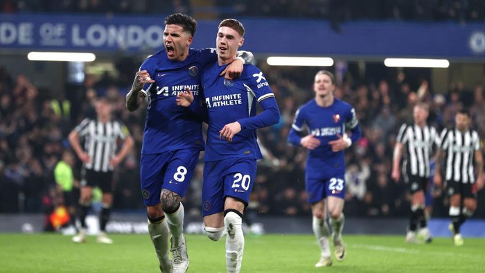 LONDON, ENGLAND - MARCH 11: Cole Palmer of Chelsea celebrates scoring his sides second goal with team mate Enzo Fernandez during the Premier League match between Chelsea FC and Newcastle United at Stamford Bridge on March 11, 2024 in London, England. (Photo by Alex Pantling/Getty Images)