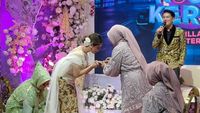 7 Momen Lamaran Virtual Dewi Perssik, Kekasih Pilot Tak Hadir Karena Bertugas