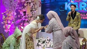 7 Momen Lamaran Virtual Dewi Perssik, Kekasih Pilot Tak Hadir Karena Bertugas