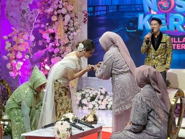 7 Momen Lamaran Virtual Dewi Perssik, Kekasih Pilot Tak Hadir Karena Bertugas