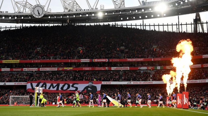 LONDON, ENGLAND - MARCH 09: A general view as players of Arsenal and Brentford walk out onto the pitch prior to the Premier League match between Arsenal FC and Brentford FC at Emirates Stadium on March 09, 2024 in London, England. (Photo by David Price/Arsenal FC via Getty Images)
