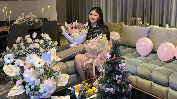 Pose Cantik Erina Gudono saat Makan Malam Romantis
