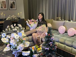 Pose Cantik Erina Gudono saat Makan Malam Romantis Pose Cantik Erina Gudono saat Makan Malam Romantis