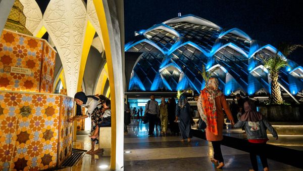 Indahnya Masjid Al Jabbar Bandung Kala Menyala di Malam Hari
