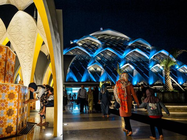 Indahnya Masjid Al Jabbar Bandung Kala Menyala di Malam Hari