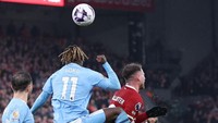 Insiden itu terjadi di kotak penalti Man City saat menit-menit akhir laga di Anfield. Foto: Getty Images/Alex Livesey - Danehouse