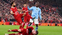 Mac Allister terkapar di atas lapangan usai kena tendang Doku. Foto: Getty Images/Robbie Jay Barratt - AMA
