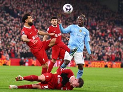 Mac Allister terkapar di atas lapangan usai kena tendang Doku. Foto: Getty Images/Robbie Jay Barratt - AMA