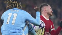 Dalam perebutan bola, kaki Doku melayang kelewat tinggi dan menghantam dada Mac Allister. Foto: AP/Jon Super