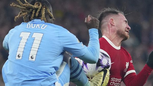 Potret Doku Tendang Mac Allister tapi Tidak Ada Pelanggaran