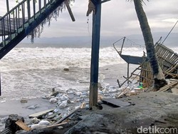 Kesaksian Warga Saat Ombak Besar Acak-acak Pesisir Palabuhanratu