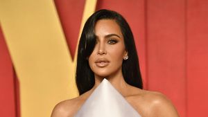 Kim Kardashian Pakai Gaun Balenciaga di After Party Oscars, Disebut Mirip Serbet
