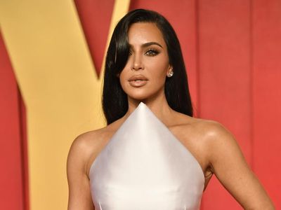 Kim Kardashian Pakai Gaun Balenciaga di After Party Oscars, Disebut Mirip Serbet