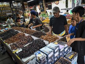 Laris Manis Jualan Kurma di Bulan Ramadan Laris Manis Jualan Kurma di Bulan Ramadan
