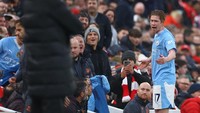 Cukup panjang Kevin De Bruyne mengomel dalam meluapkan ketidakpuasan. Foto: REUTERS/Carl Recine