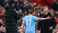 Hal itu terjadi setelah Pep Guardiola menarik keluar De Bruyne di menit ke-69 saat Man City menyambangi Liverpool. Foto: REUTERS/Carl Recine