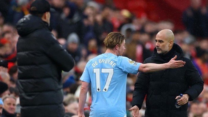 Soccer Football - Premier League - Liverpool v Manchester City - Anfield, Liverpool, Britain - March 10, 2024 Manchester City's Kevin De Bruyne reacts after being substituted as manager Pep Guardiola looks on REUTERS/Carl Recine NO USE WITH UNAUTHORIZED AUDIO, VIDEO, DATA, FIXTURE LISTS, CLUB/LEAGUE LOGOS OR 'LIVE' SERVICES. ONLINE IN-MATCH USE LIMITED TO 45 IMAGES, NO VIDEO EMULATION. NO USE IN BETTING, GAMES OR SINGLE CLUB/LEAGUE/PLAYER PUBLICATIONS.