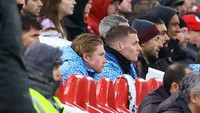 Sampai akhirnya KDB duduk di bench, menyaksikan laga berakhir dengan skor imbang 1-1. Foto: REUTERS/Carl Recine