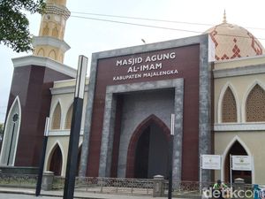 Masjid Al-Imam Majalengka Sediakan Ratusan Takjil Gratis Masjid Al-Imam Majalengka Sediakan Ratusan Takjil Gratis