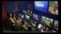 Kaki Doku melayang tinggi tapi lolos dari VAR. Meme ini meledek wasit di ruangan VAR rupanya lagi main Fortnite. Foto: dok. Internet/X (Twitter)