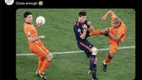 Ada juga yang menganggap terjangan Doku ke Mac Allister mirip Nigel De Jong ke Xabi Alonso. Foto: dok. Internet/X (Twitter)