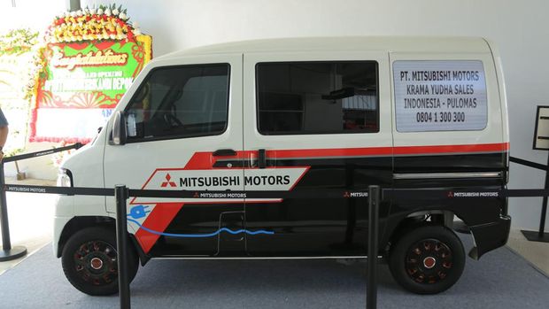 Mitsubishi L100 EV versi mobil servis dealer.