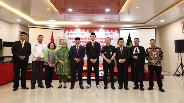 Nathan Tjoe-A-On melakukan pengambilan sumpah dan janji pewarganegaraan di Kantor Imigrasi (Kanim) Kelas I Khusus TPI Soekarno Hatta, Senin (11/3) malam WIB.