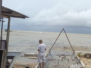 Warung di Pantai Warna Kupang Porak-poranda Diterjang Ombak Warung di Pantai Warna Kupang Porak-poranda Diterjang Ombak