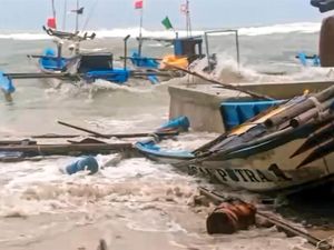 Ombak Besar Rusak Perahu Nelayan di Pesisir Ujunggenteng Sukabumi