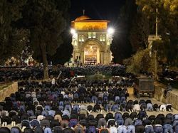 Teganya! Polisi Israel Pukuli Warga Palestina yang Hendak Tarawih di Al-Aqsa